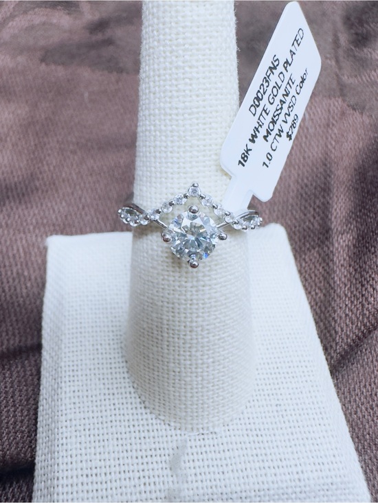 Jewelry - NWT 18K White Gold Plated Round Moissenite Halo Ring - White
